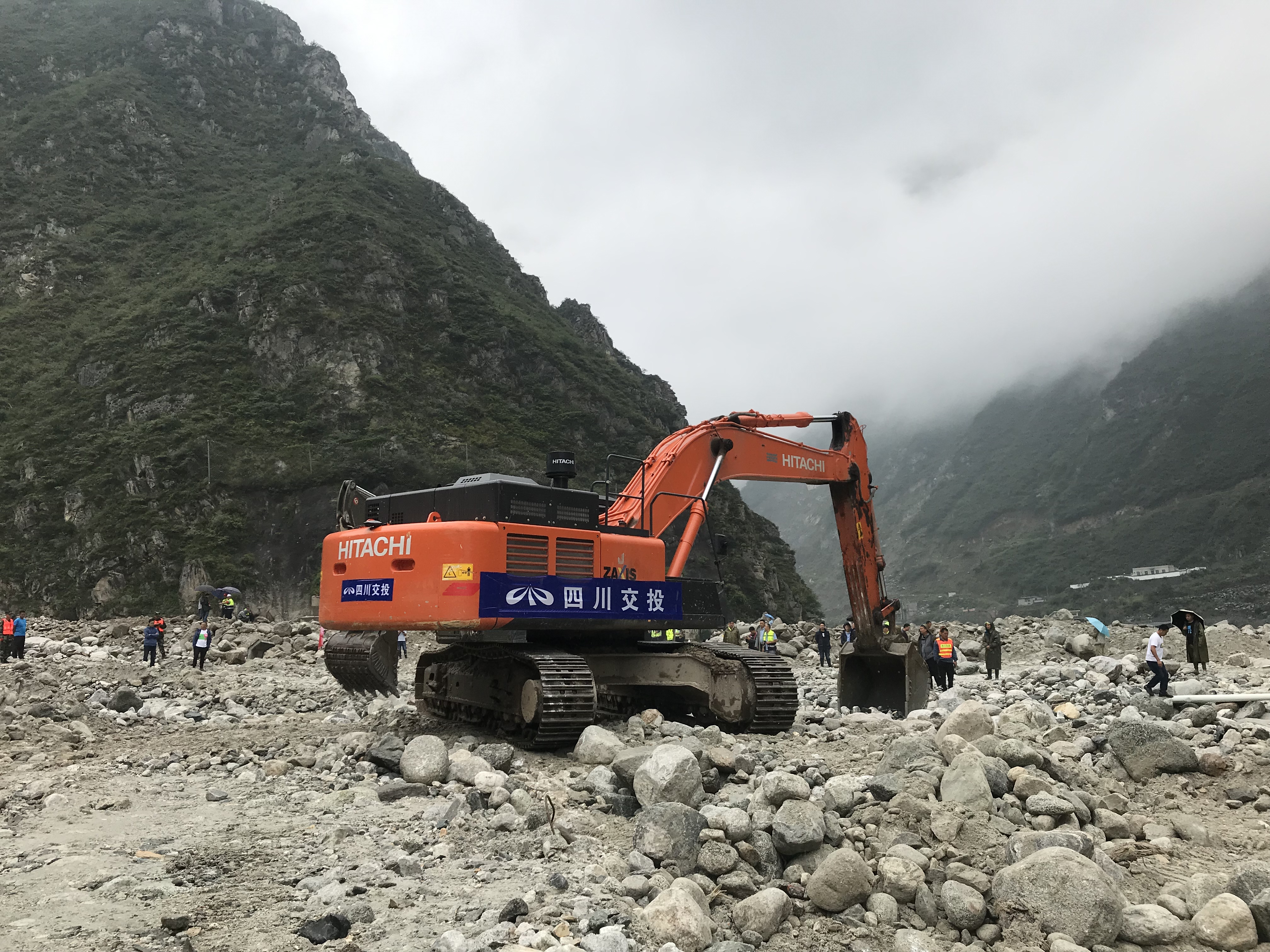 公司顺利抢通单坎梁子隧道