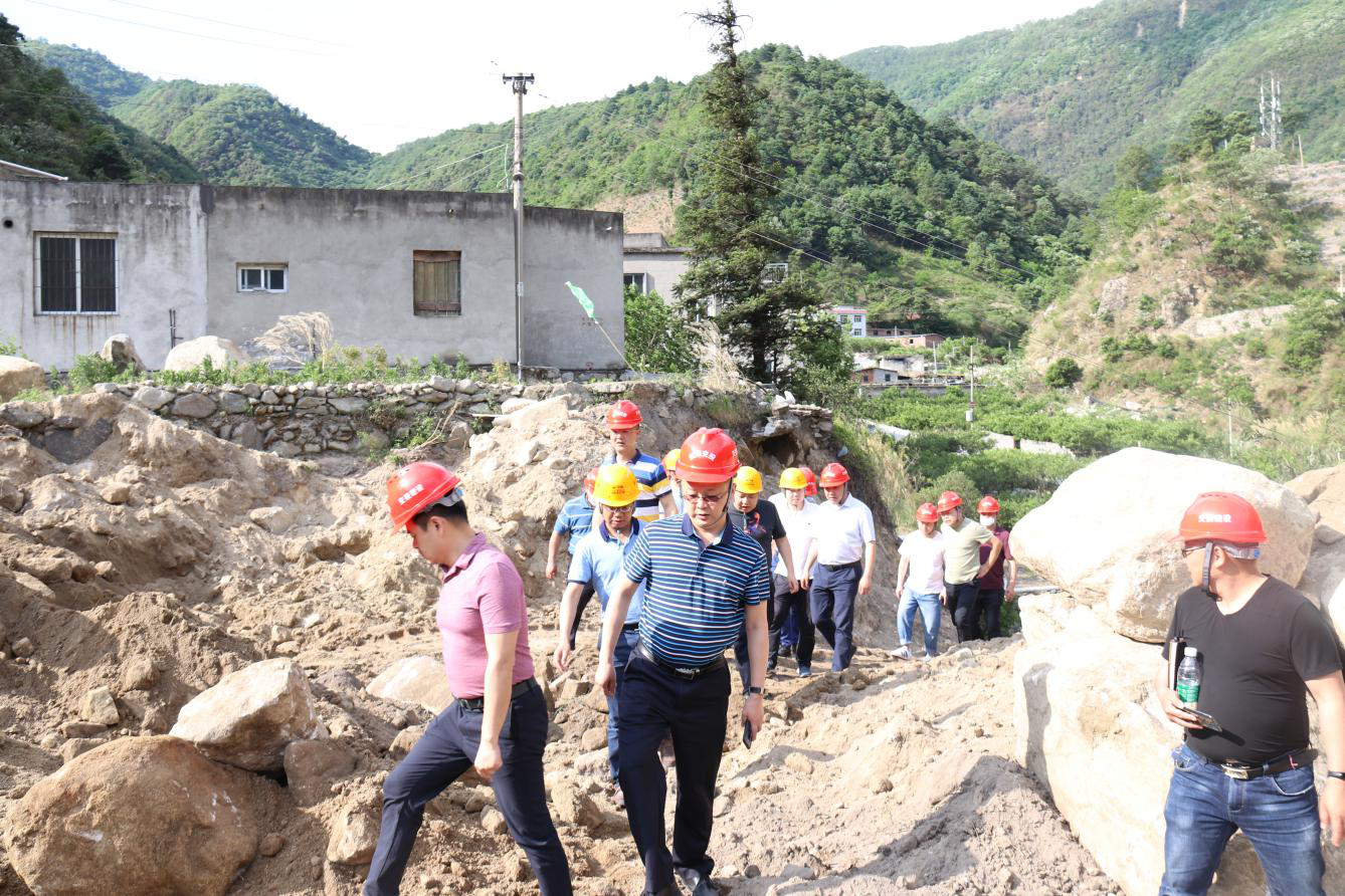 公司党委委员、监事、工会主席郑植调研指导泸石高速公路施工现场工作